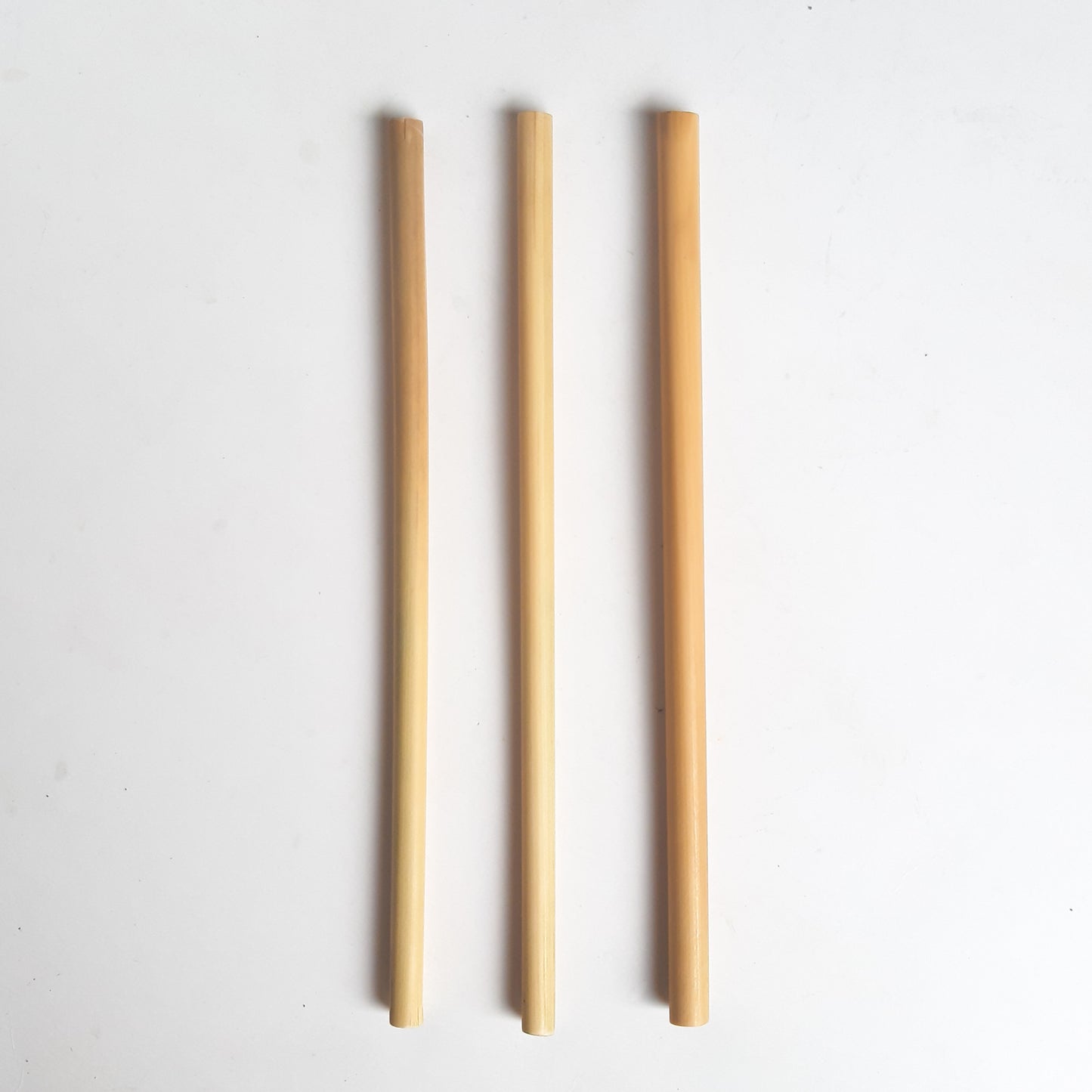 3 pitillos reutilizables de Bambú en linea con fondo blanco