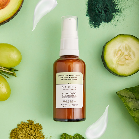 crema facial bio complejo de aruna 30ml con fondo verde menta y varios frutas y vegetales.