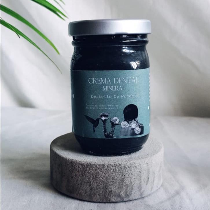 Crema dental sin fluoruro de verde ritual sabor mineral con fondo de flores