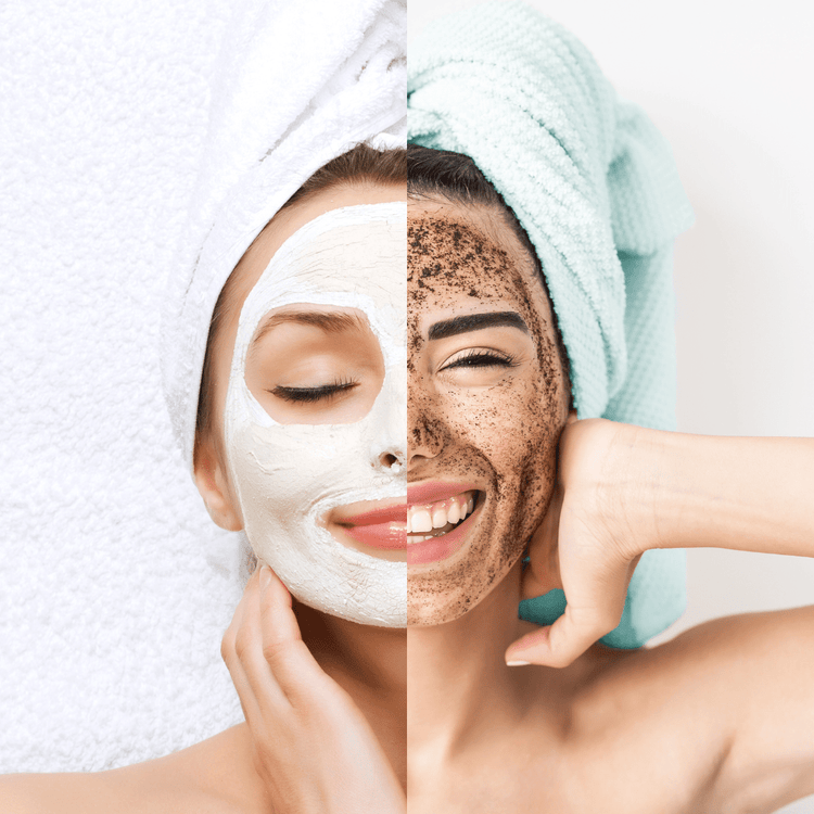 dos mujeres una con una mascarilla de arcilla verde para la cara y la otra con exfoliante 