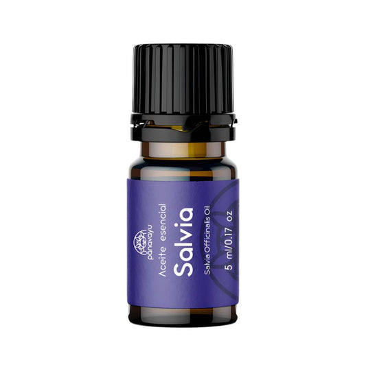 Aceite Esencial de Salvia con fondo color blanco 