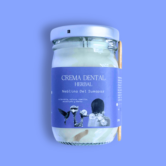 Crema dental sin fluoruro de verde rital sabor herbal con fondo plano color azul 