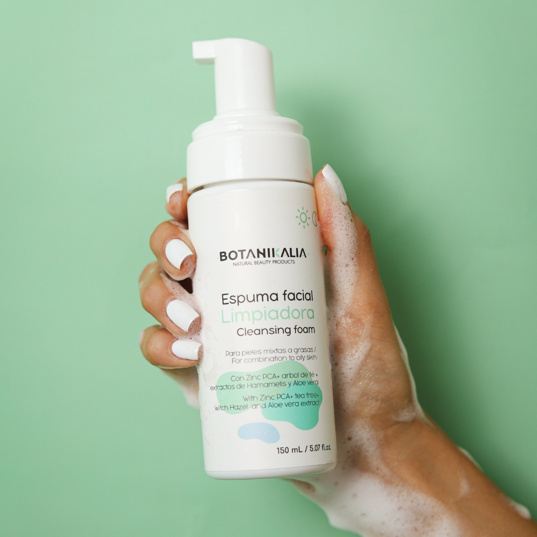 Espuma facial limpiadora piel mixta de Botanikalia en un mano