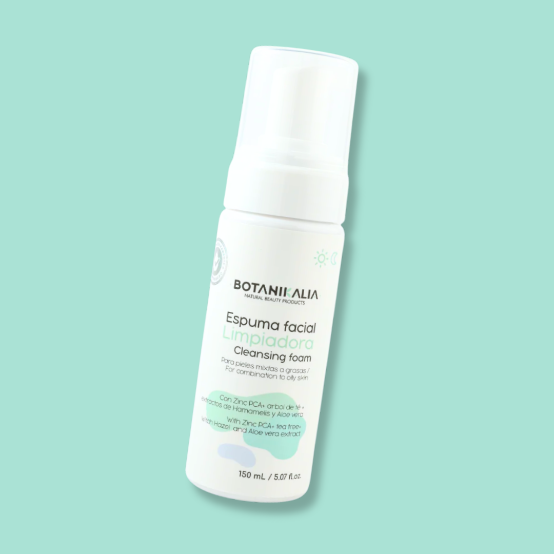 Espuma facial limpiadora de piel mixta de Botanikalia con fondo plano