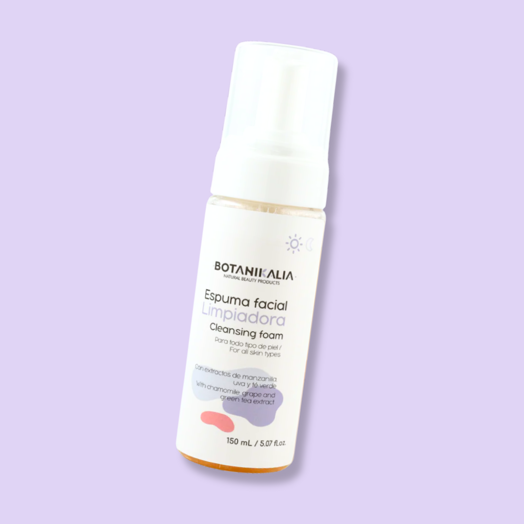 Espuma facial limpiadora de todo piel de Botanikalia con fondo plano