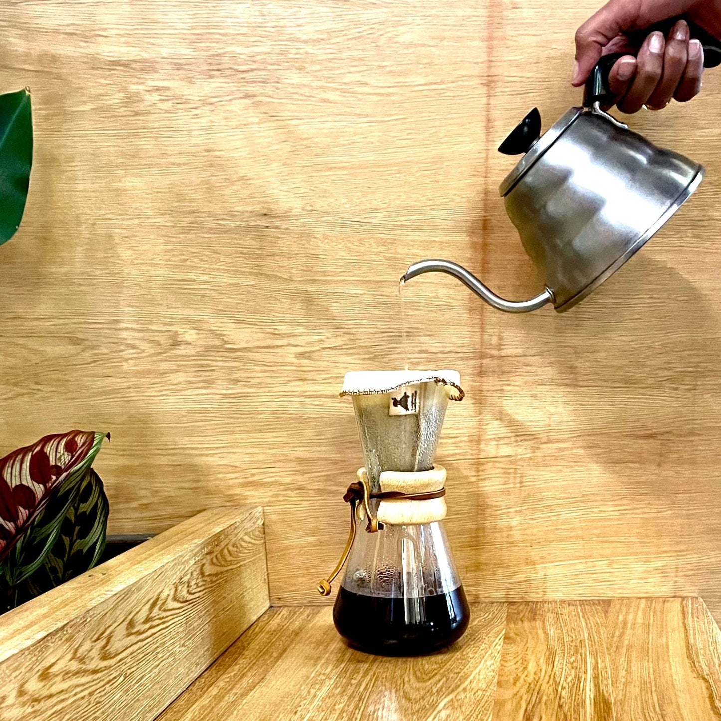 un cafe list para servir usando el filtro para café en tela reutilizable para chemex