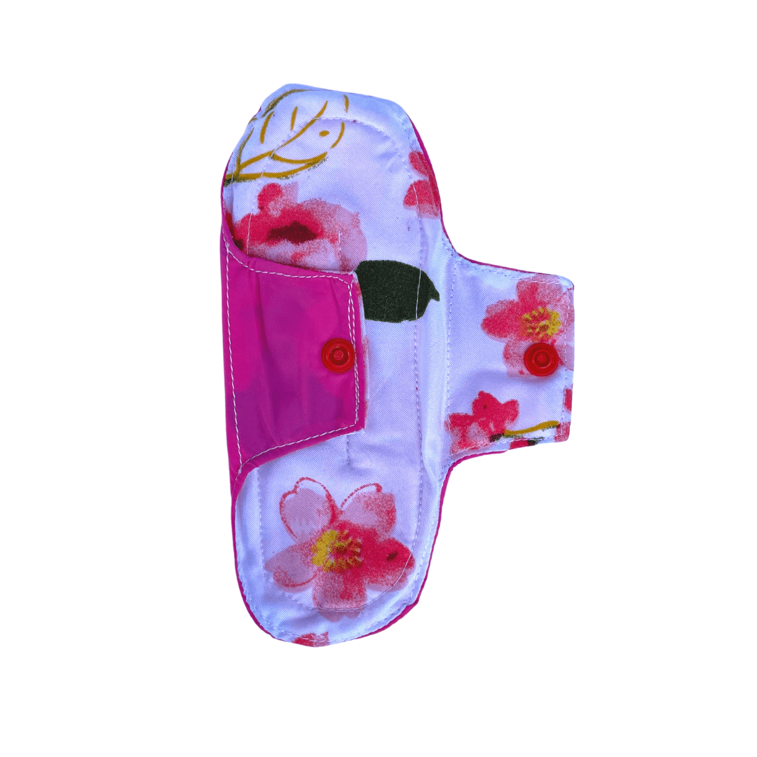 Protector Íntimo Reusable en Tela flores con fondo blanco