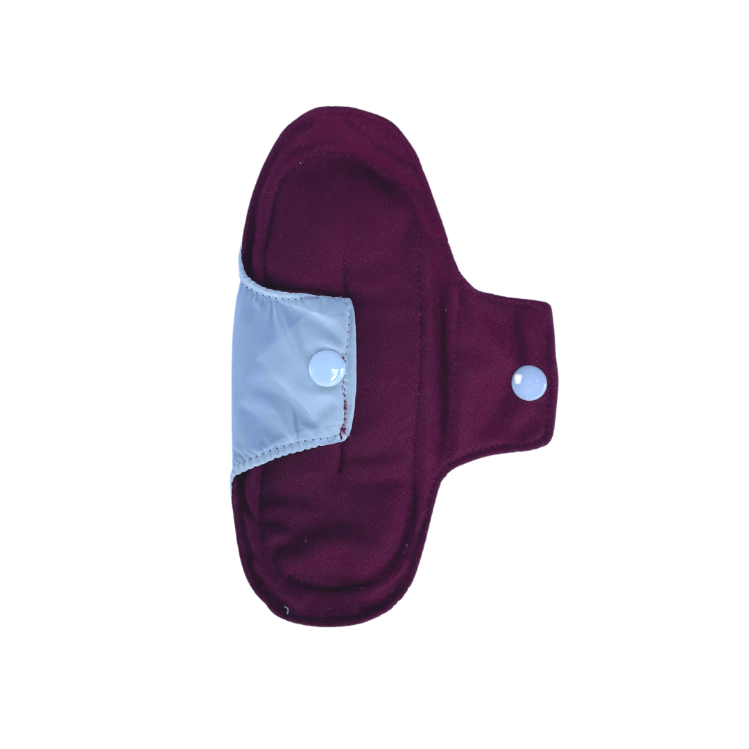 Protector Íntimo Reusable en Tela vinotinto con fondo blanco