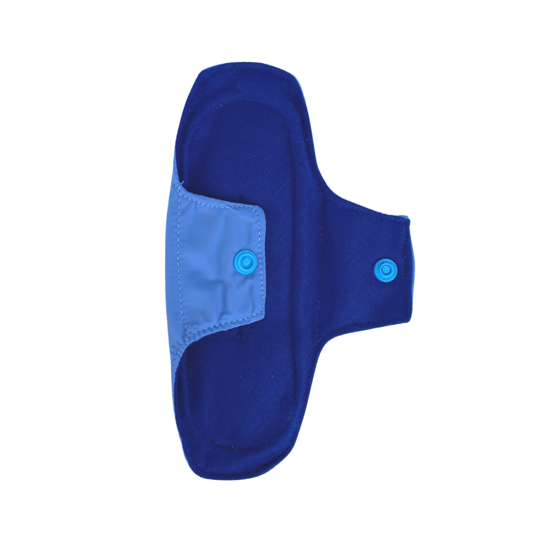 Protector íntimo reusable en tela azul rey con fondo blanco