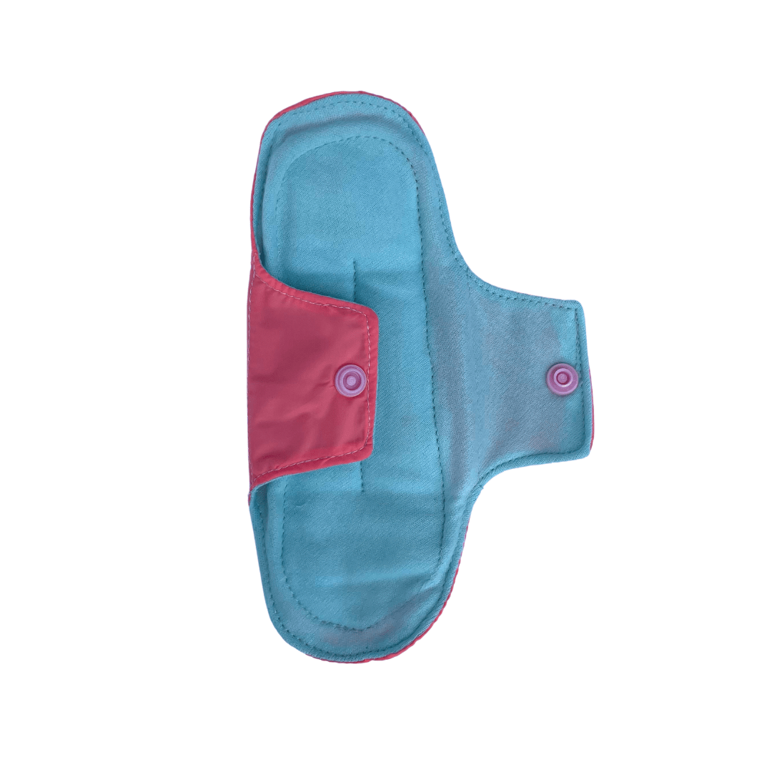 Protector íntimo reusable en tela verde menta con fondo blanco