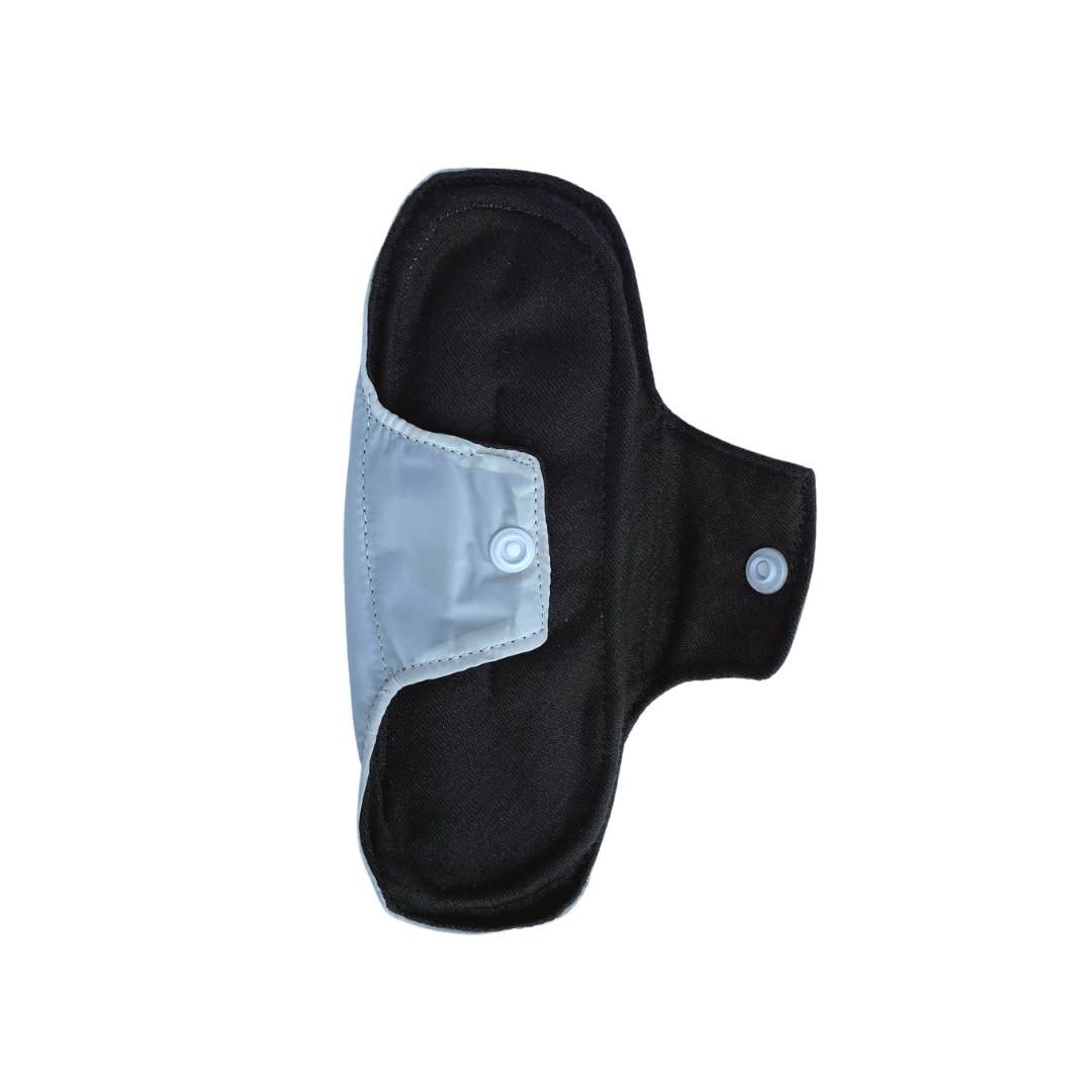 Protector íntimo reusable en tela verde militar con fondo blanco