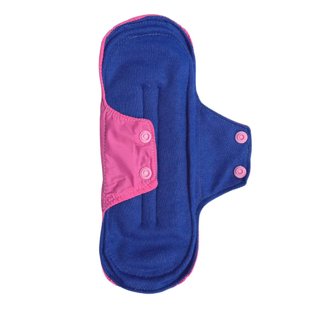 Toalla higiénica reusable en tela estándar azul rey con fondo blanco