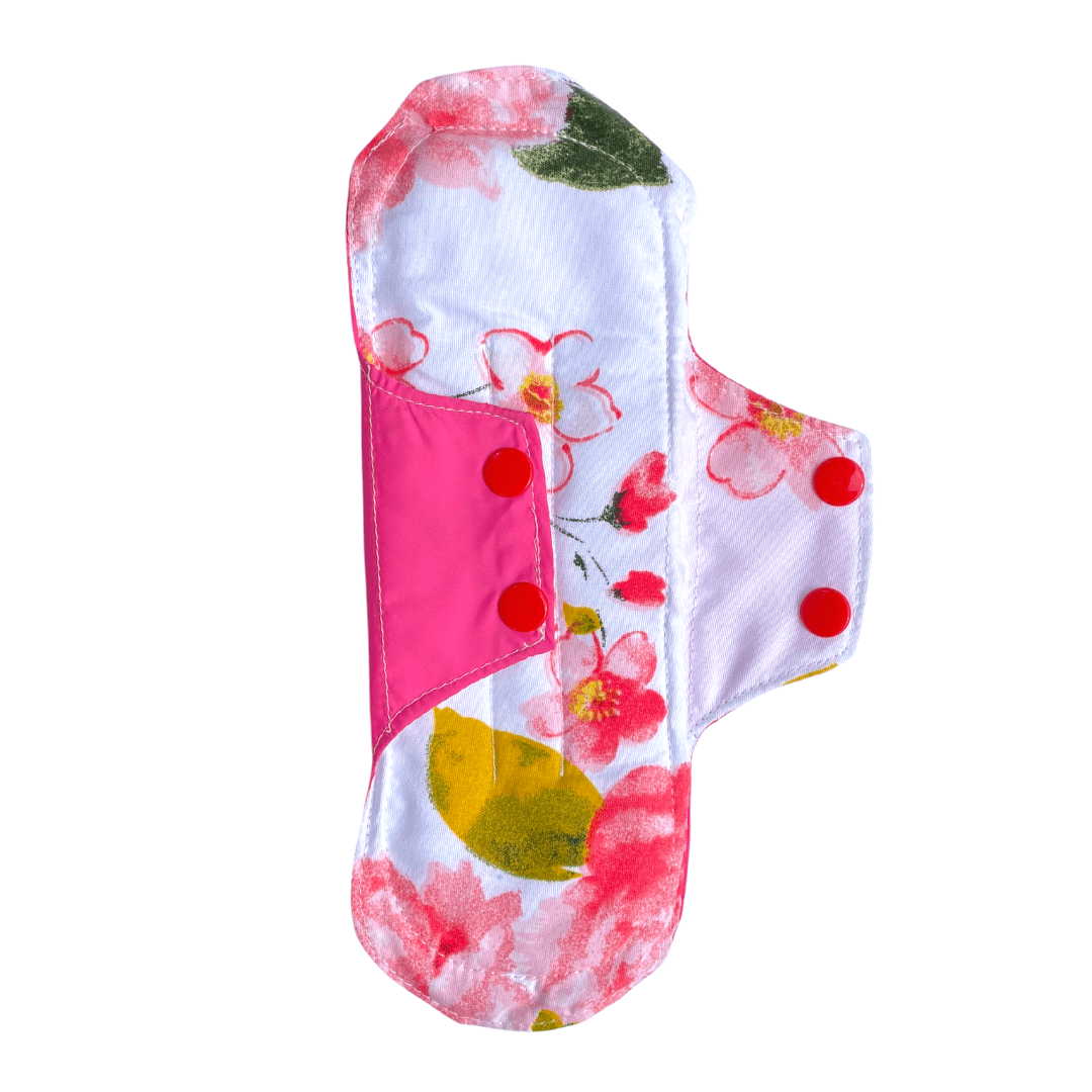 Toalla higiénica reusable en tela estándar flores con fondo blanco