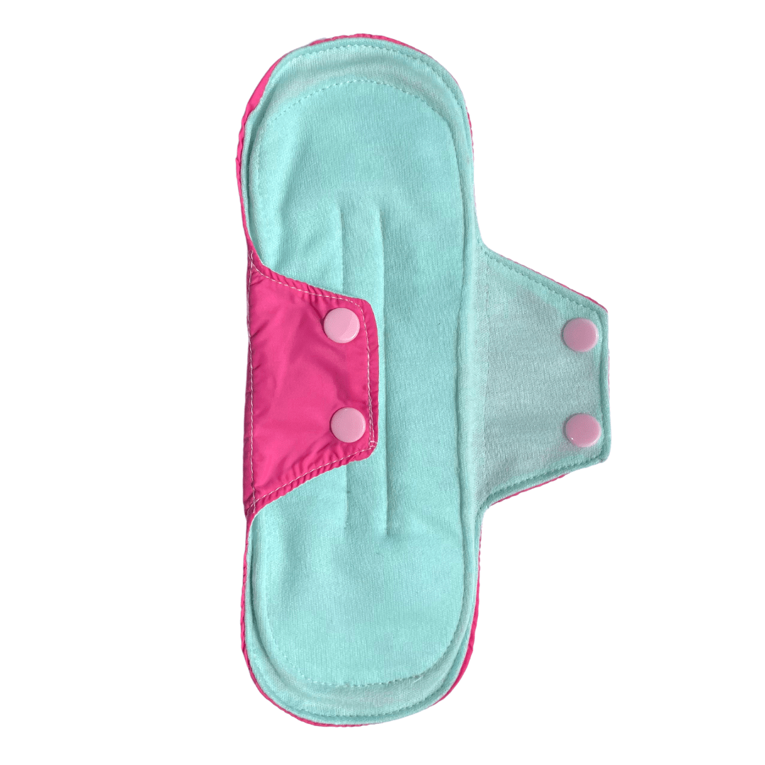 Toalla higiénica reusable en tela estándar verde menta con fondo blanco