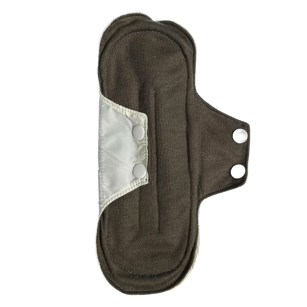 Toalla higiénica reusable en tela estándar verde militar con fondo blanco