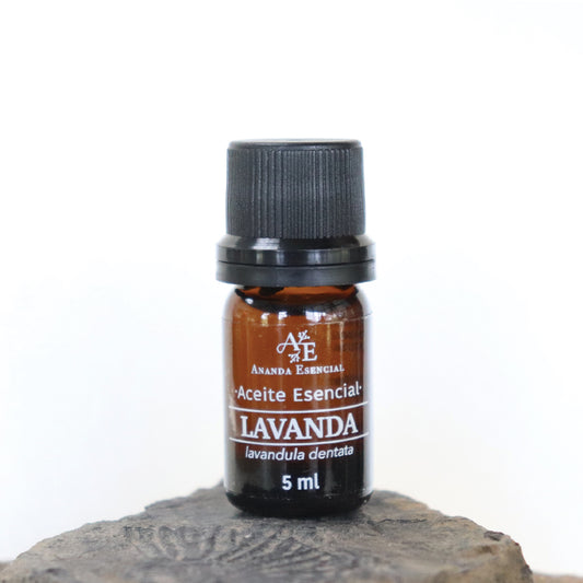 Aceite esencial de ananda con fondo blanco