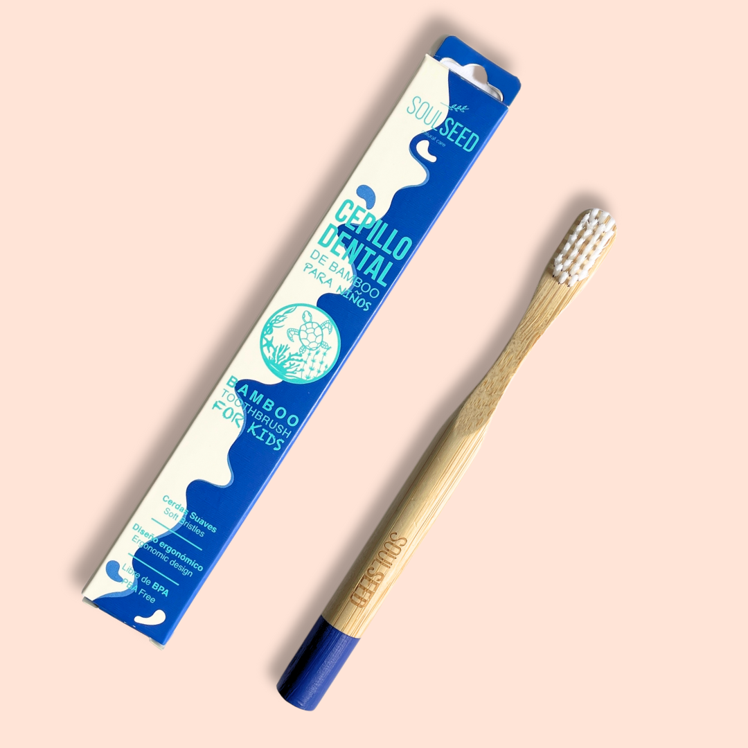 cepillo de dientes de bambú para niños y su caja de la marca soul seed con fondo plano