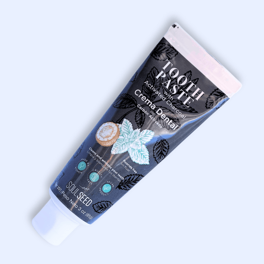 la crema dental natural de soul seed con carbon activado con fondo plano color azul claro 