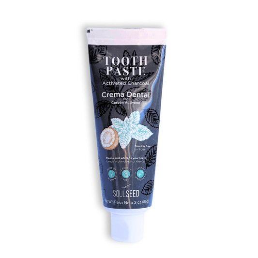 la crema dental natural de soul seed con carbon activado con fondo plano blanco