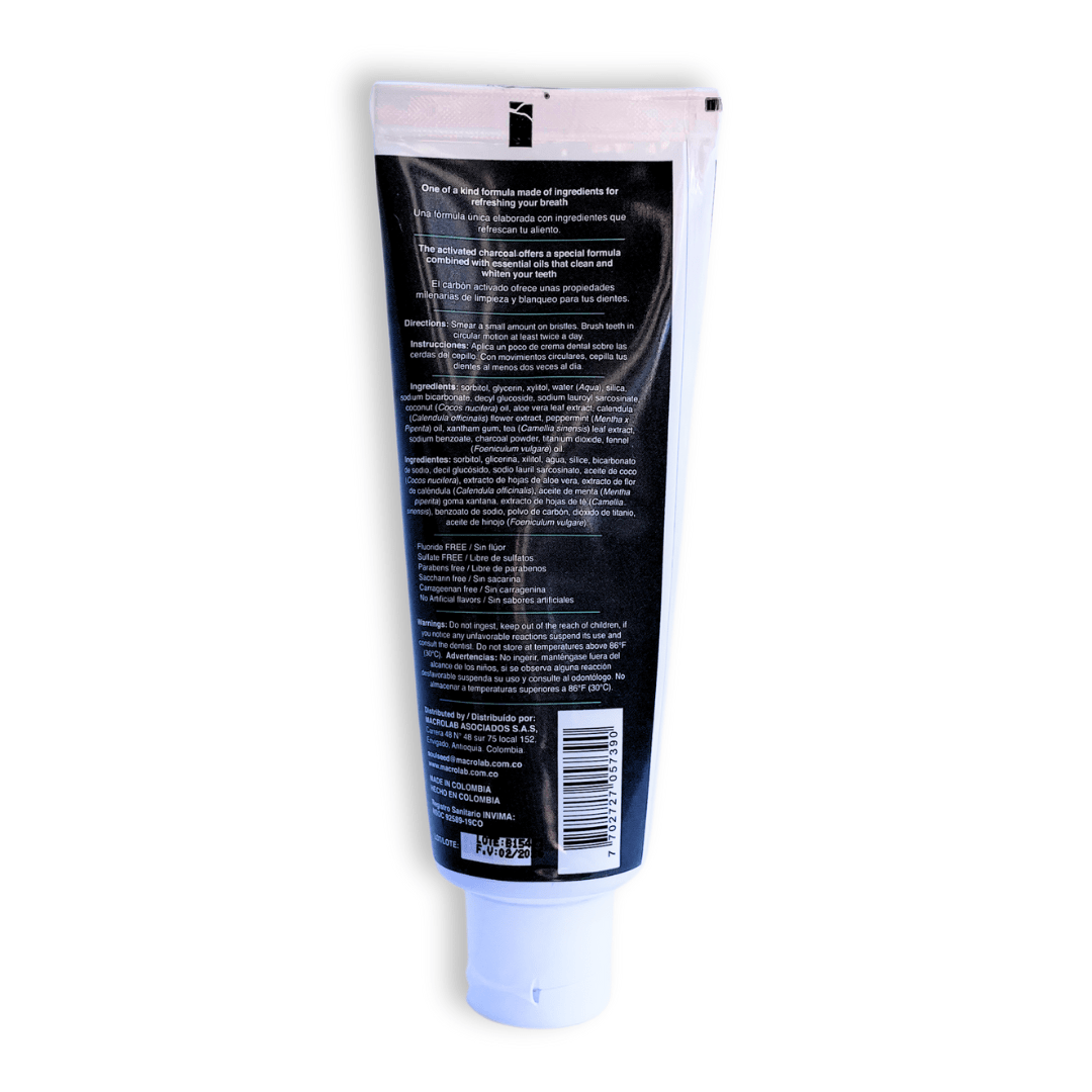 la parte atras el empaque de la crema dental natural de soul seed con carbon activado con fondo plano