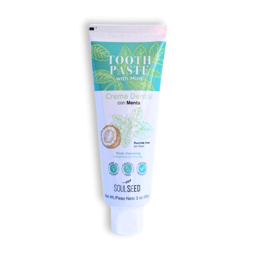 la crema dental natural de soul seed con fondo plano blanco