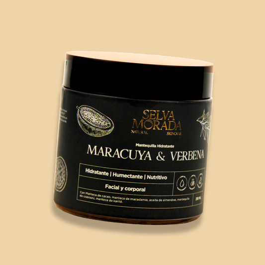 la mantequilla hidratante maracuya y verbena de selva mora con fondo plano. 