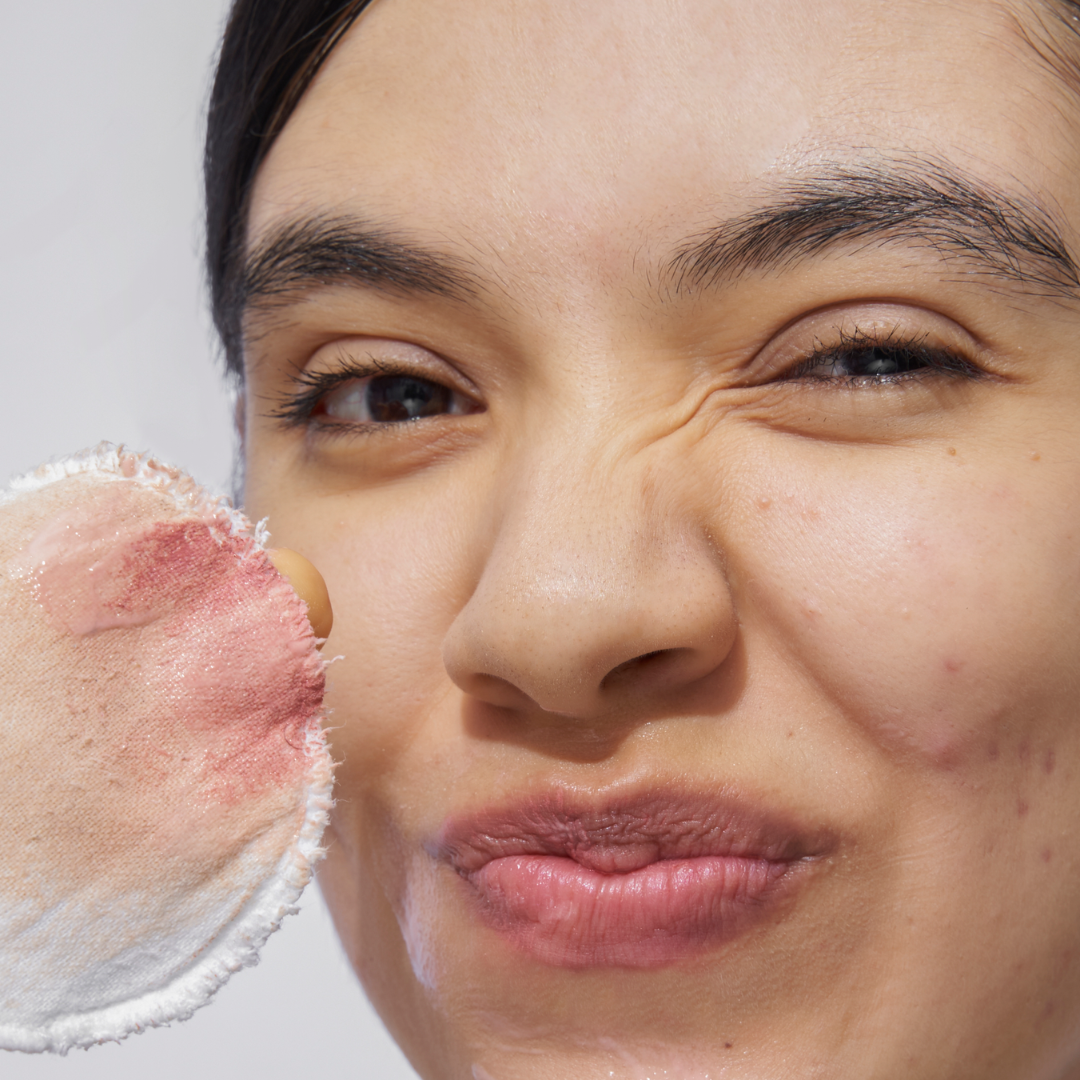 mujer usando el Mousse desmaquillante de Aruná