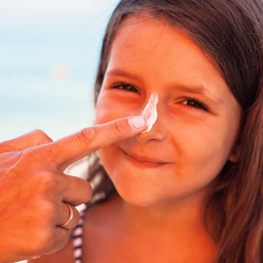 una niña usando el Bloqueador solar natural de Aruná 
