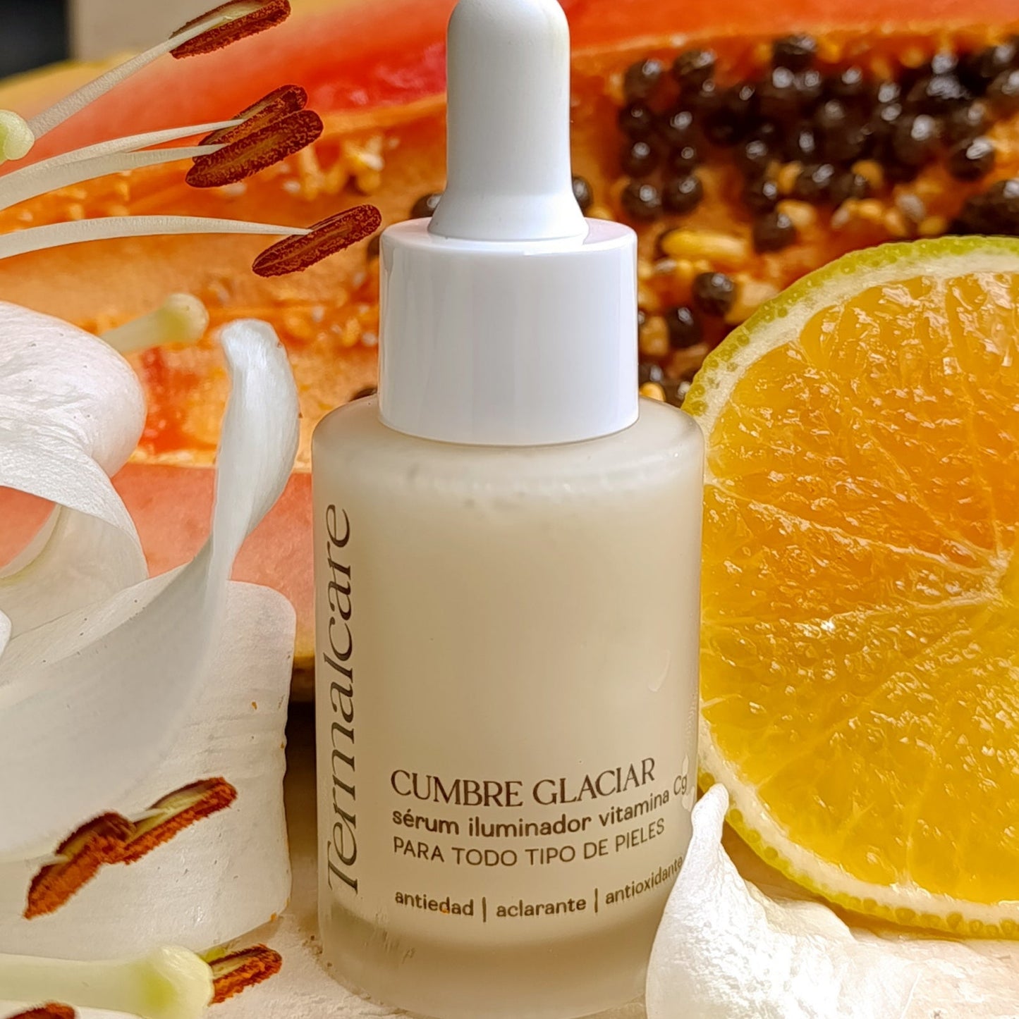 el serum vitamina c de termalcare a lado una flores. 