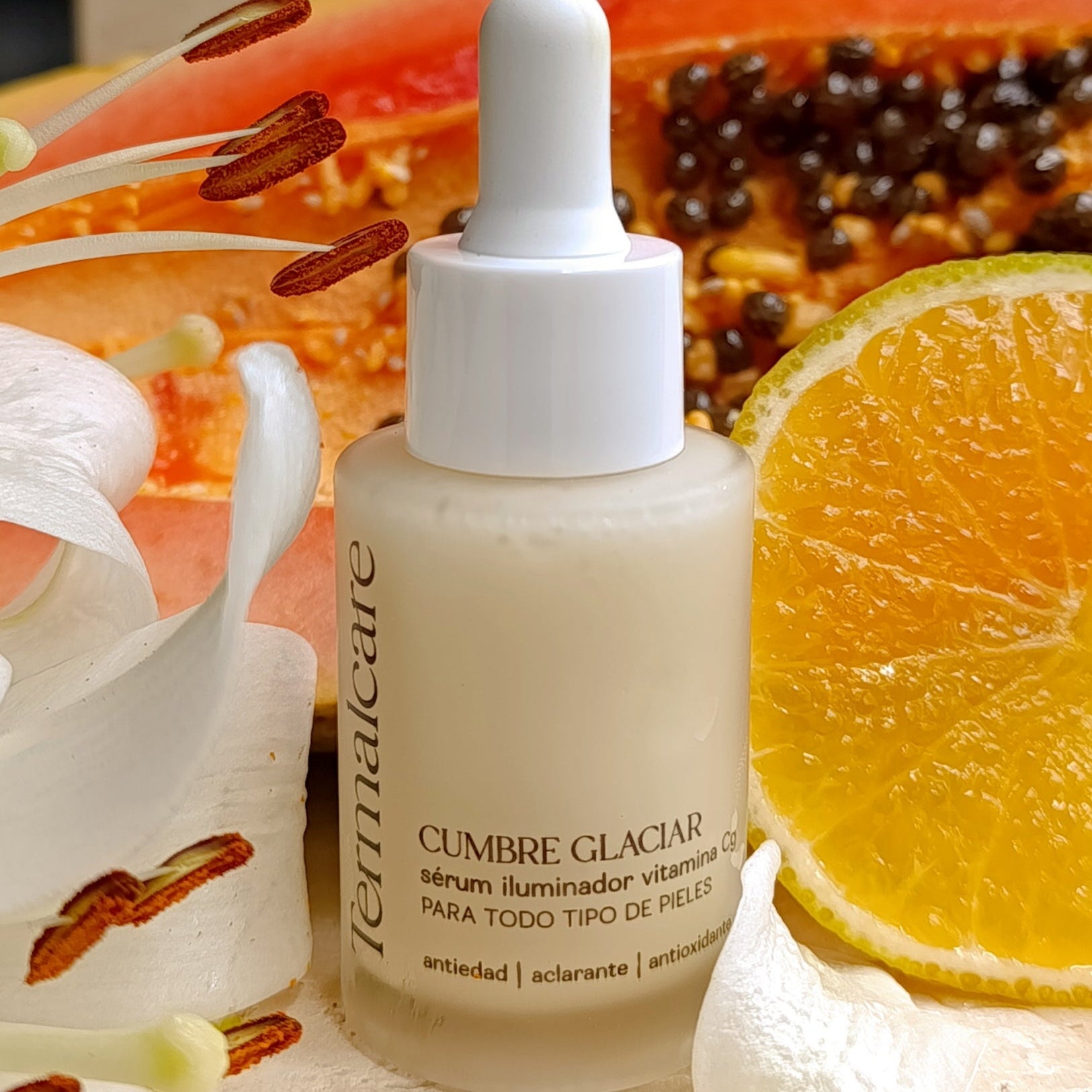 el serum vitamina c de termalcare a lado una flores. 