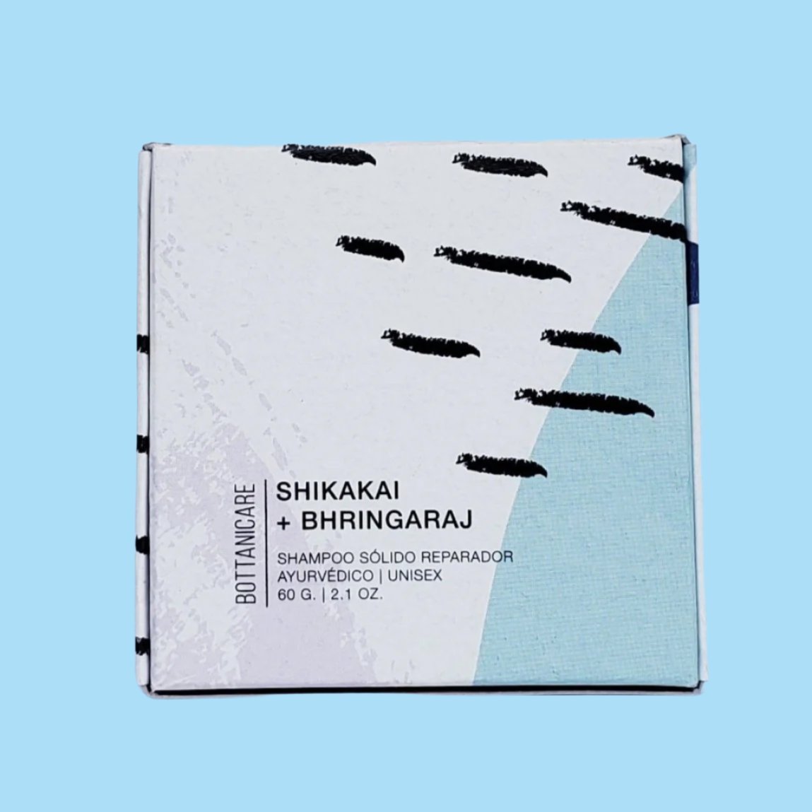 El shampoo solido shikakai y bhringaraj 60g de bottanicare con su caja con fondo plano.