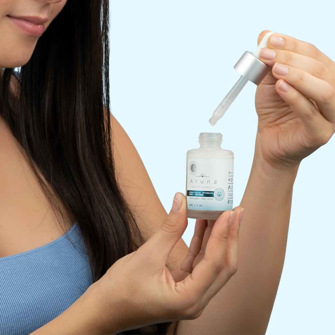 una chica usando el Suero facial Fito Retinol de Aruná 
