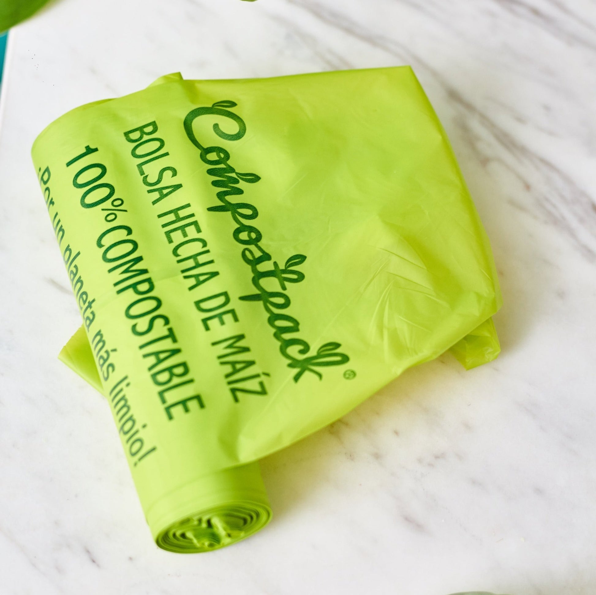 Bolsas de Maíz 100% Compostables abierto encima una mesa. 