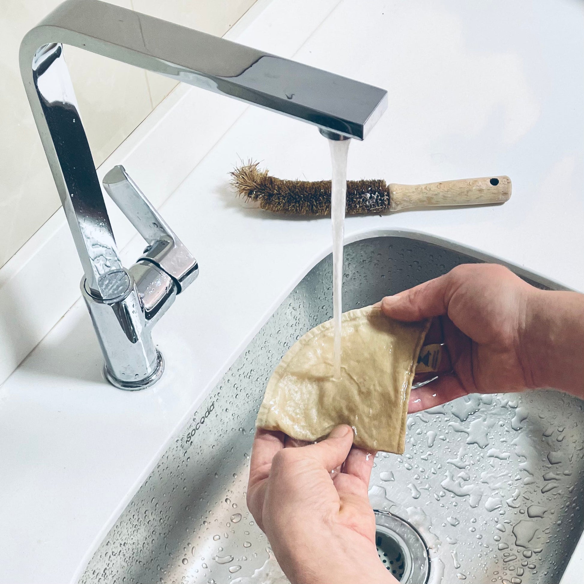 un chico limpiando su filtro para café en tela reutilizable de chemex