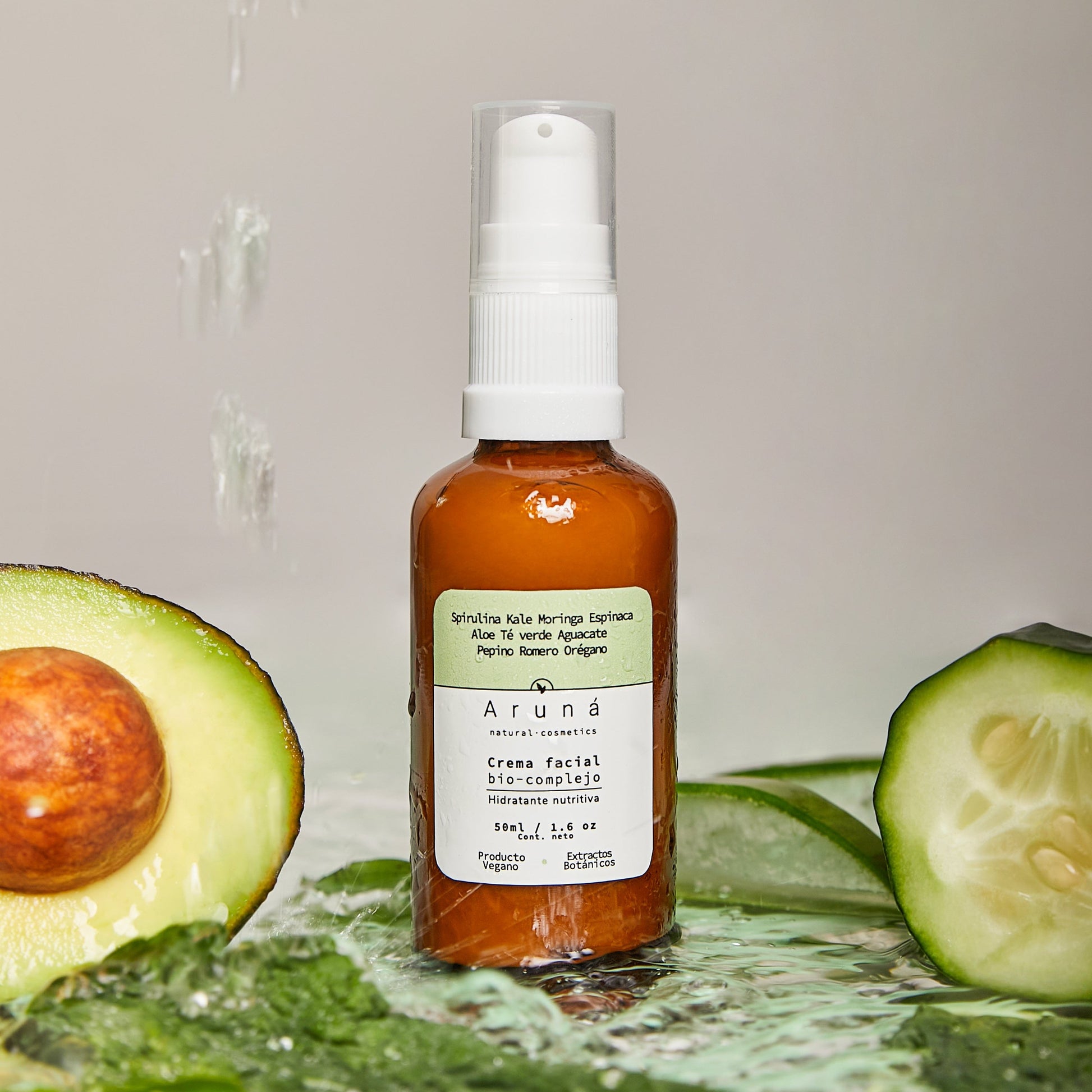 crema facial bio complejo de aruna 30ml con un pepino y aguacate 