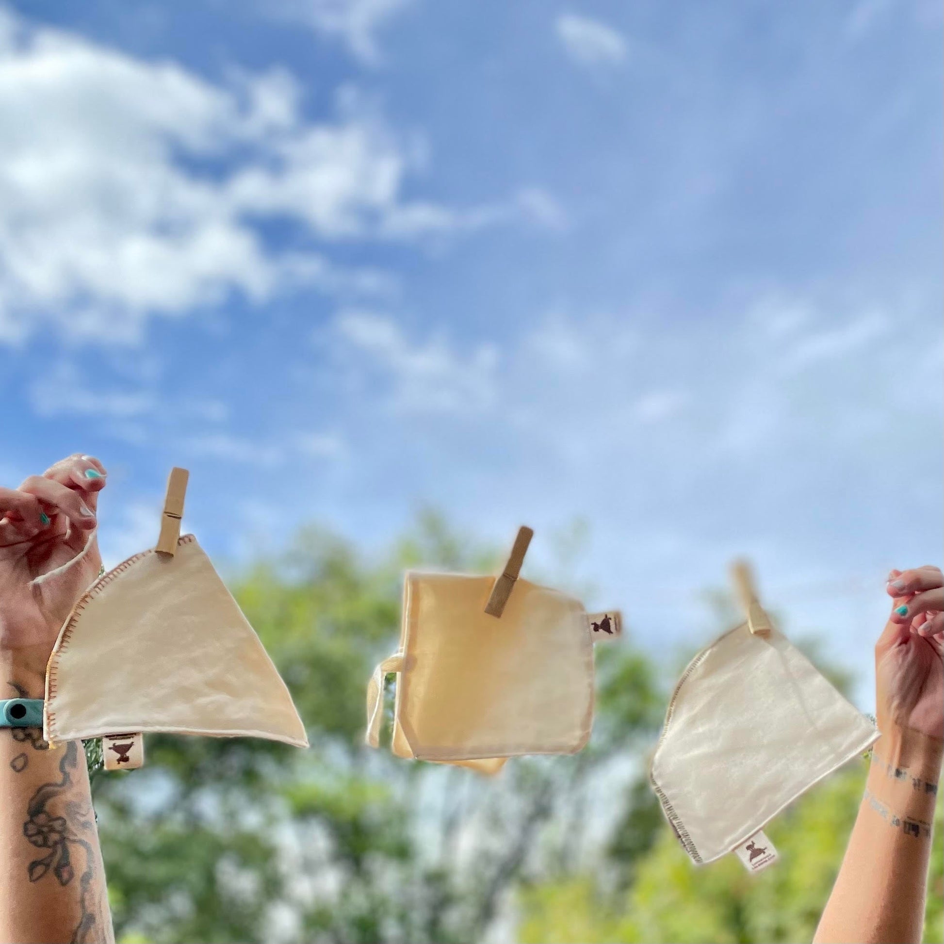 una mujer limpiando varios filtros de cafe. 